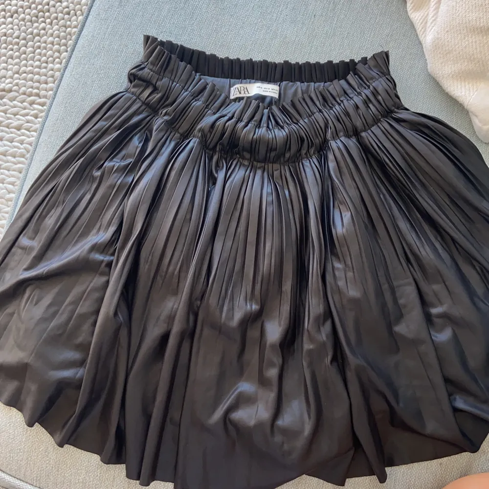 Kjol köpt på zara! Värt att nämna att att kjolen har inner shorts (kan skicka bilder på det om man är intresserad) . Kjolar.