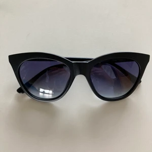 CAT-EYE SOLGLASÖGON - Fina solglasögon från Pilgrim till salu!!! Köpta för 400kr på Åhléns. I mkt fint skick!! 🍄 kort info: köparen står för frakt, jag står inte för postens strul. Skriv gärna vid funderingar, mer bilder etc. 