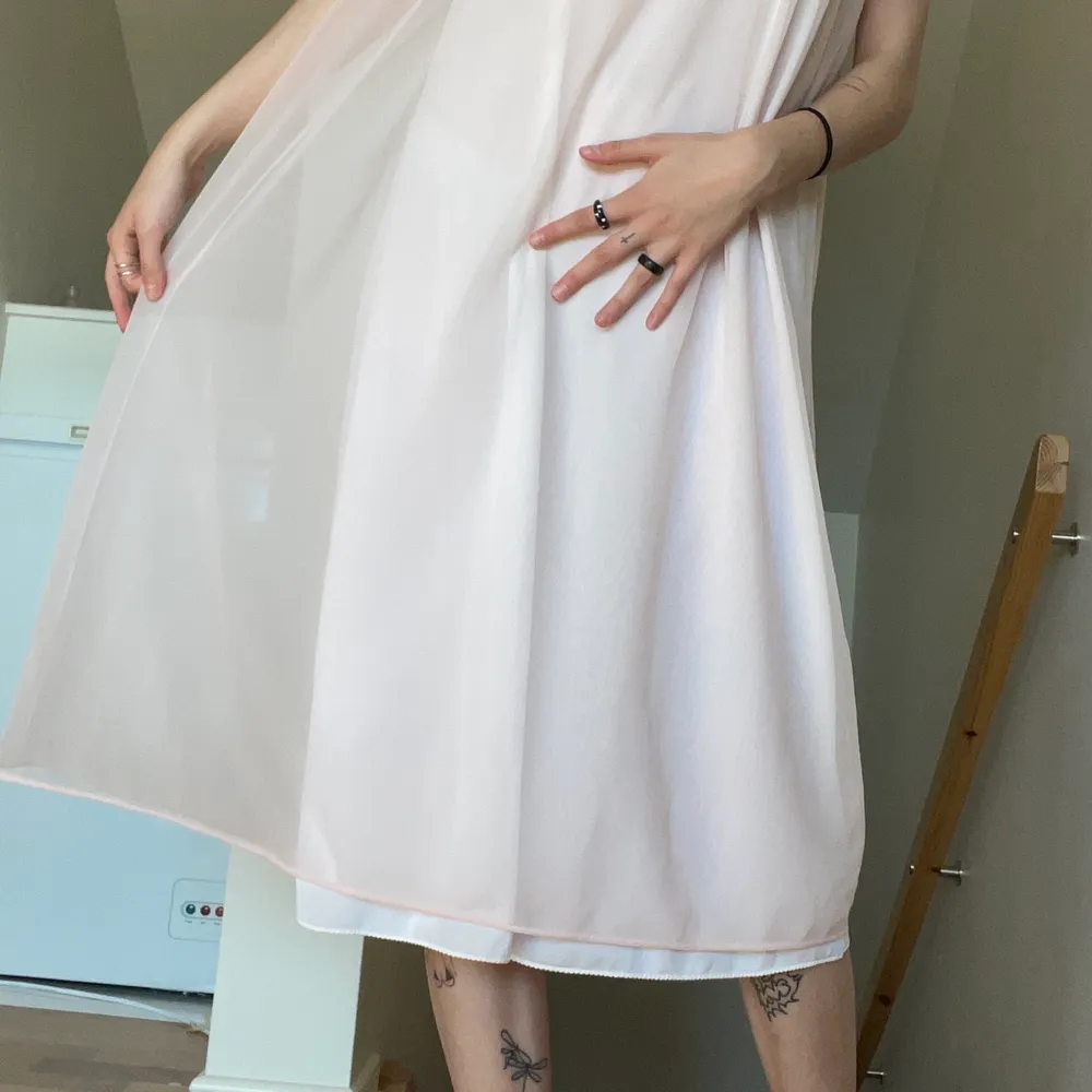 Jättefin klänning köpt 2nd hand, lite see thru, skriv priv om du har frågor💕 jag brukar ha storlek xs/s. Klänningar.
