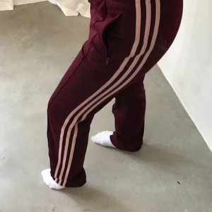 Adidas byxor  - Säljer dom här skit coola vinröda adidasbyxorna som tyvärr blivit försmå för mig. 💕 