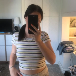 Croptop - Super söt ribbad croptop, köpt på primark i london💓fint skick, köparen står för frakten