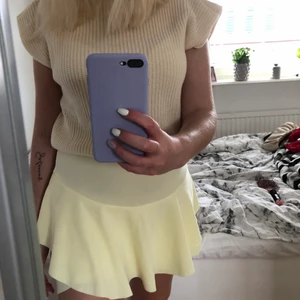 Gul kjol från Nelly. Com - Kjol med shorts i 