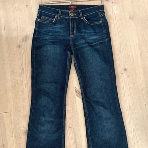 Oasis jeans  - Jätte snygga low-Waist bootcut jeans från Oasis <3 Coola detaljer både fram och på bakfickorna. Säljer på grund av för lite användning då de är för små. Kom privat för fler frågor. Köparen står för frakt.