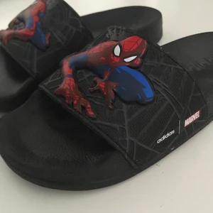 Adidas Marvel  - Adidas Marvel med Spiderman Helt nya, använda en gång. Storlek 31 Nypris 199:- Zalando  Finns i Karlstad, skickas ej.