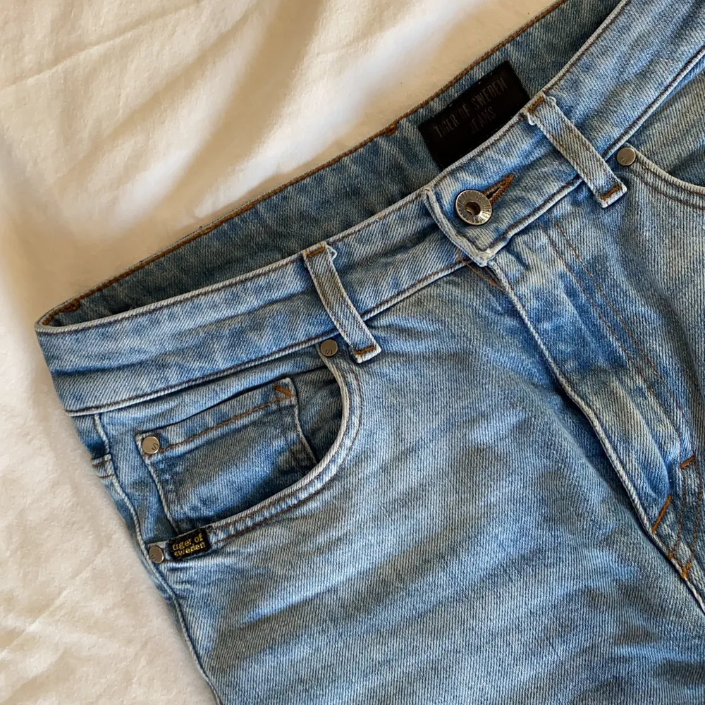 Normala i storlek, längd passar dig som är 165cm eller kortare. . Jeans & Byxor.