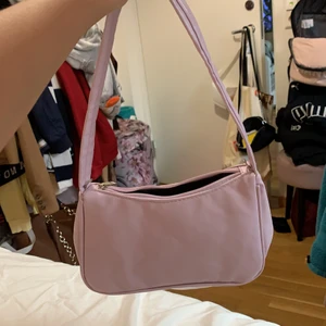 Lila axel väska - Säljer den här lila väskan pga kommer tyvär aldrig till användning.