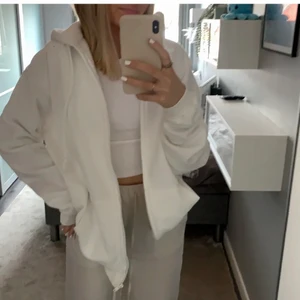 Oversized zip hoodie - Jättefin oversized hoodie som inte kommer till användning lägre. Pris går att diskutera 🤍
