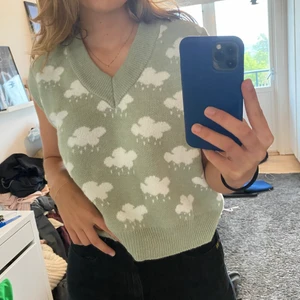 Grön vest - Superfin stickad grön vest som aldrig kommit till användning, fick den i födelsedagspresent och vet inte vilket märke det är