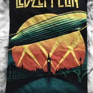 Led Zeppelin bandtshirt, bra skick, knappt använd.