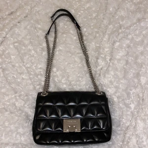 Äkta micheal kors väska - Säljer min micheal kors väska som jag köpte i Florida 2018. Skriv för ytterligare bilder 