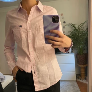 Rosa skjorta - Fin rosa skjorta från Hampton Republic i storlek 34. Frakten är inräknat i priset. 