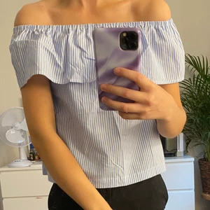 Offshoulder tröja - En superfin randig offshoulder tröja i storlek XS. Frakten är inräknat i priset 