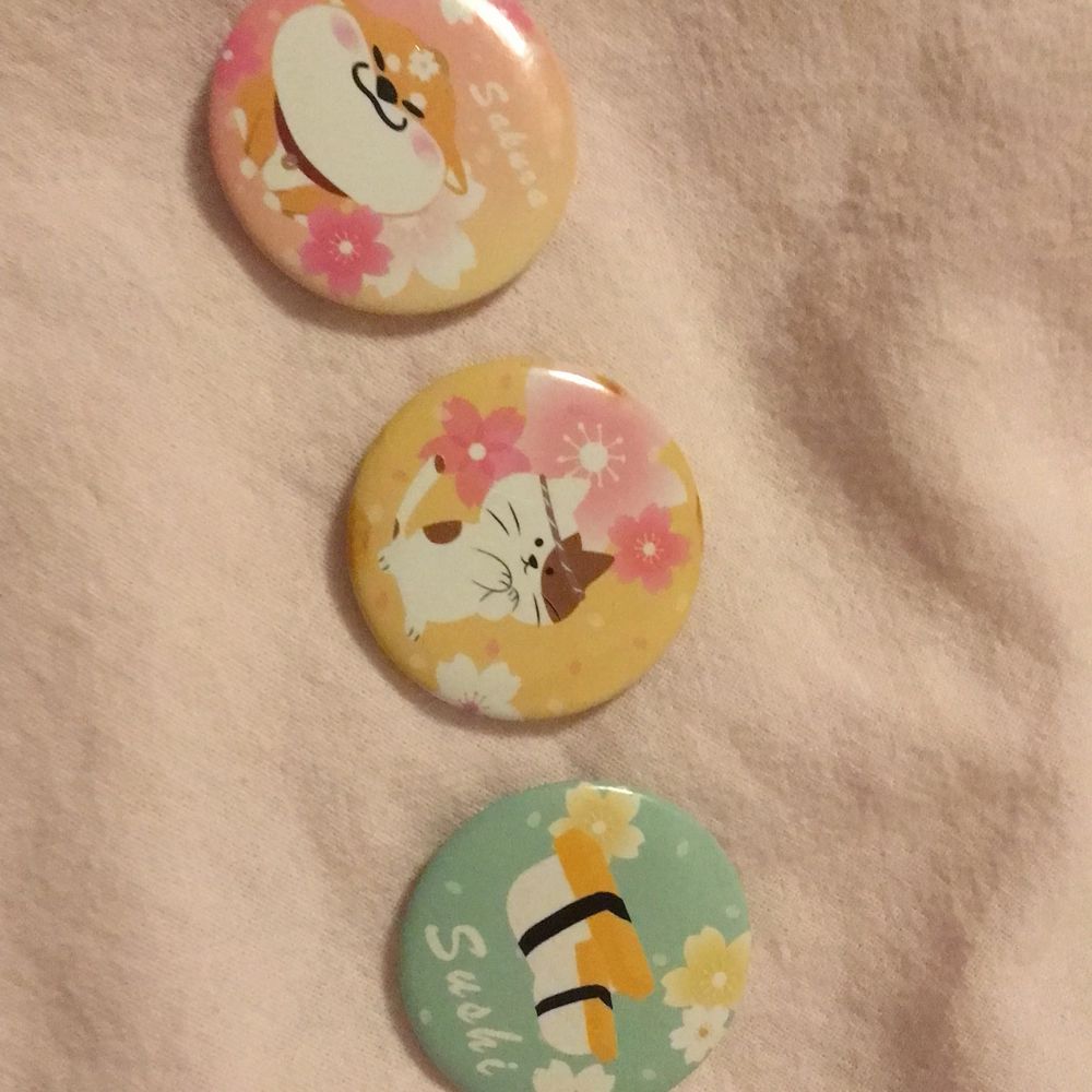 Tre stycken söta små pins 💕🌸 Den första föreställer en shiba omu hund🐕, den andra en katt och den tredje sushi 🍣! De har alla sakura blommor på sig 🌸❤️. Övrigt.