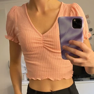 Topp - En jättegullig fin topp i ljus rosa/aprikos. Toppen är endast använd en gång så är fortfarande i väldigt fint skick. Frakten är inräknat i priset 