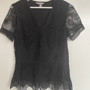 Svart spetstopp - Snygg svart spetstopp. Typ aldrig använd. Normal i stl.