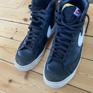 Nike blazer ( svarta ) - Hallå nu är skor inne. Skorna är Nike blazer och dem har använts ett par gånger. Sicka skulle jag säga är 7/10. Dem är sköna och dem går och skate med:)