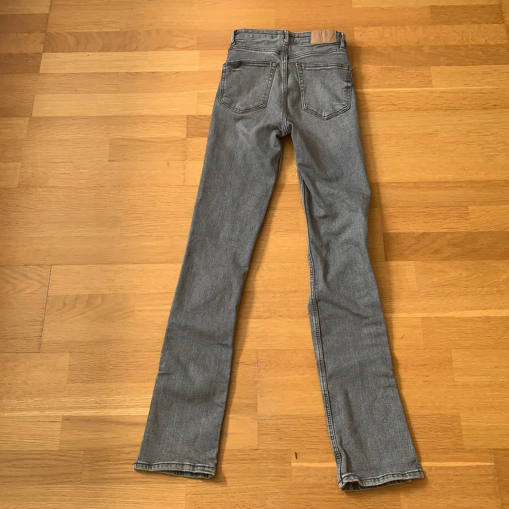 Säljer dessa skit snygga Jeansen ifrån zara. Dom kommer tyvär inte till användning då dom är för långa för mig.. Jeans & Byxor.