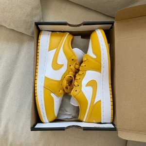 Air Jordan 1  - Helt oanvända, strl 36! De är tyvärr för små för mig så säljer de vidare. Kvitto, skokartong och kartongen som skorna kom i från NIKE finns med. Bud från 1000kr 