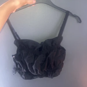 Topp  - Skit snygg topp från H&M aldrig använd passar till allt !!💕 storlek s 