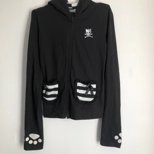 Emo katt hoodie - Hoodie med randigt inne i luvan. Luvan har katt öron också. De finns snörning/korsett på ryggen.