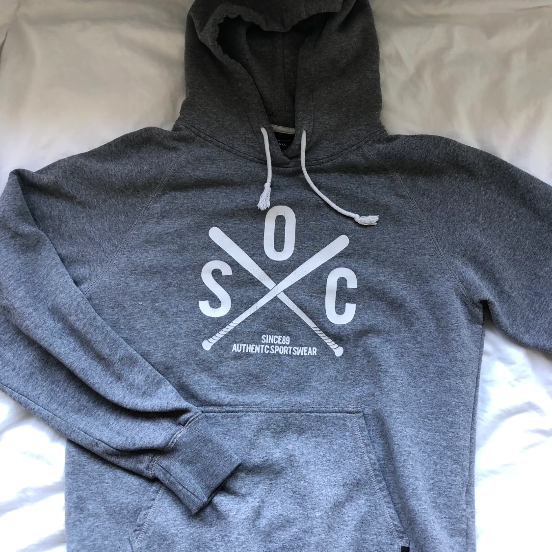 Grå soc hoodie - 90