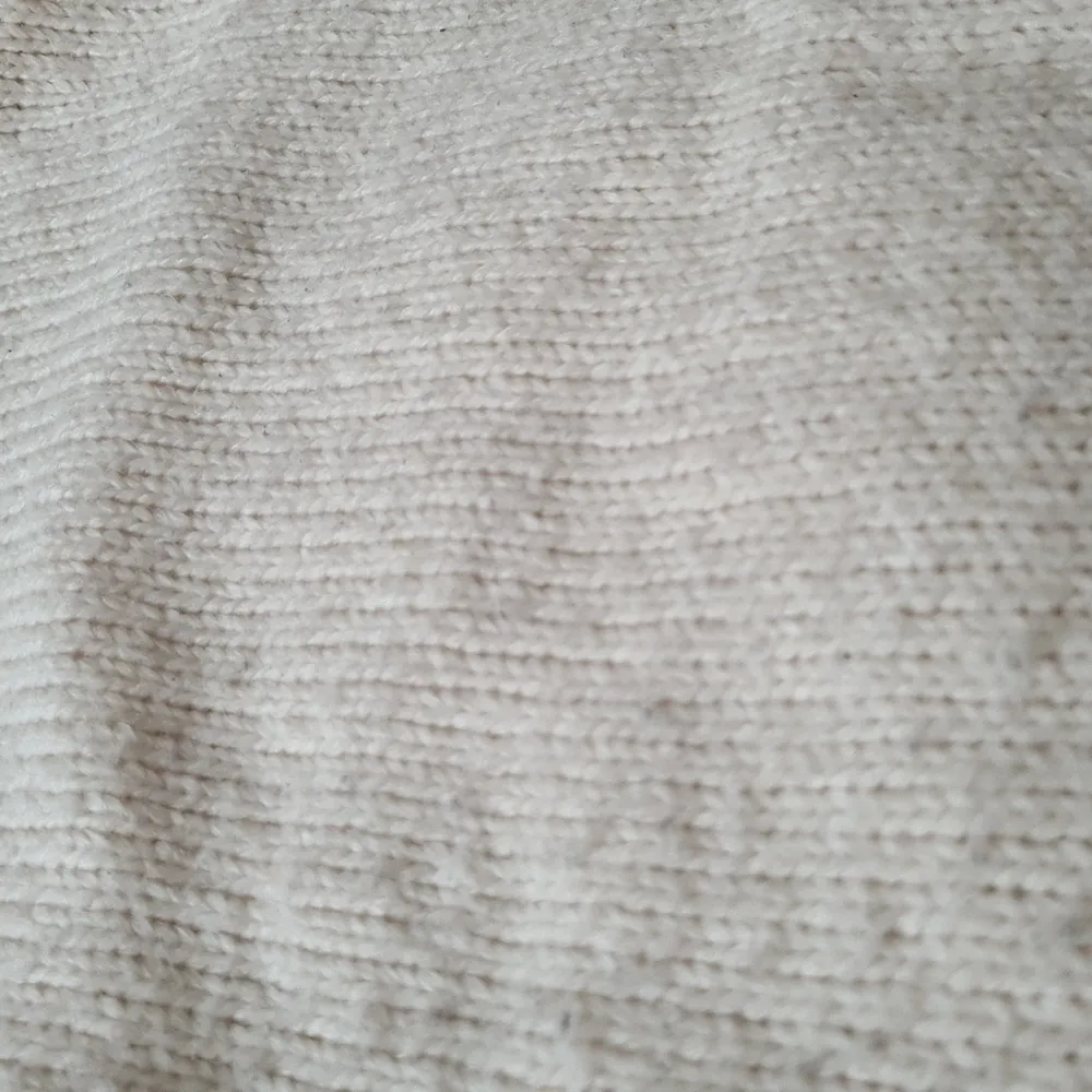 Detta är en vit stickad tröja i storlek XS, så mysig och skön😍. Tröjor & Koftor.