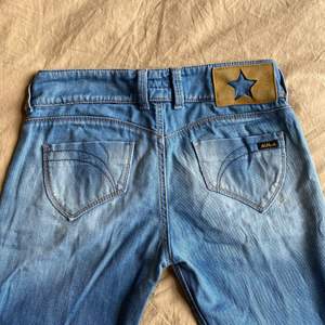 Säljer mina skit snygga jeans jag köpt från sellpy då de inte passade mig💕