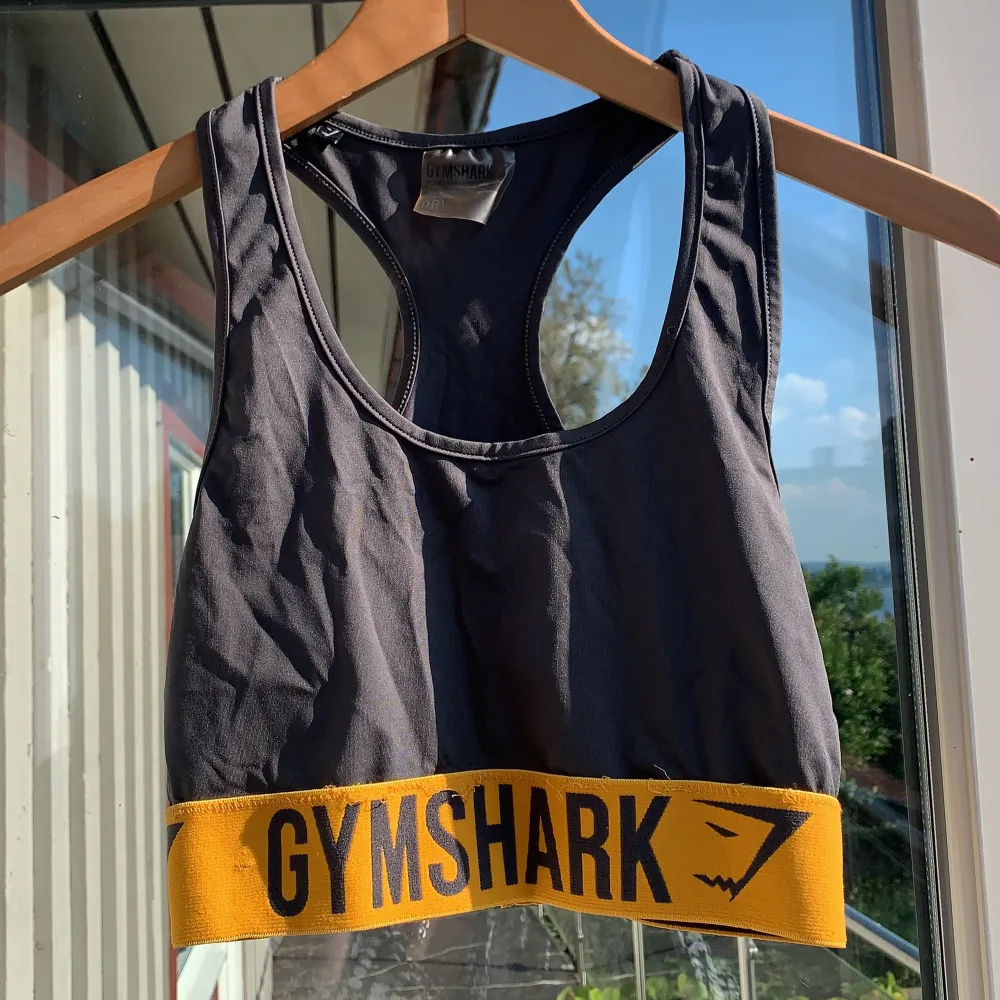 Relativt väl använda Gymshark tights + Sport BH. Plagget säljs i befintligt skick. Stretchigt material så passar även M/L. Köparen står för frakt. . Övrigt.