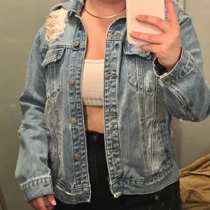 Jeansjacka -  Jeansjacka från Pull&Bear i storlek L. Den är i bra skick och originalpriset är 30€ och jag säljer den för 150kr. Jag möts helst upp i Lund eller i närområdet. Hör av er om ni har fler frågor 🥰