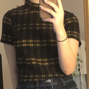 Polotröja från Gina tricot  - Svartgul polo t-shirt från Gina tricot köpt för länge sen. Ganska bra skick, köparen står för frakt💓