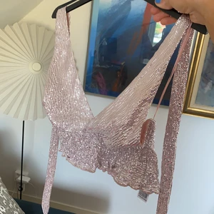 Fin fest topp ifrån berska - Använt ungefär 2 gånger och tycker den är jättefin men måste rensa min garderob. Man knyter i nacken så ryggen är öppen vilket är jätte fint!