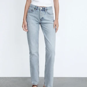 Zara mid Rise straight - Zara jeans som är i fint skick och i storlek 34