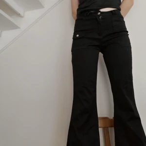 Svarta utsvängda jeans  - Svarta utsvängda jeans midrise super sköna. 