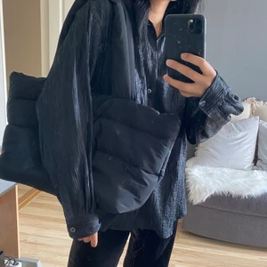 Oversize skjorta - Svart skjorta i ball material🖤 sister oversize på mig som bär S. OBS! Säljer även väskan för 100;-