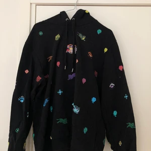 Kenzo hoodie  - Säljer en kenzo hoodie(herr) men sitter även fint på oss kvinnor. Plagget är i nyskick.  Nypris: 3500kr 