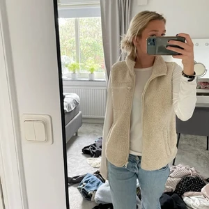 Teddyväst - Säljer min sjukt snygga teddyväst från Lindex i storlek S