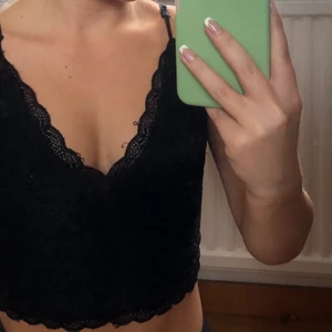 Fin topp i spets - Säljer en svart topp i spets, hur fin som helst att ha under en kavaj!