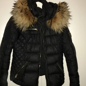 Vinter jacka  - Rock and blue jacka storlek 40 men passar även dej som har storlek 38. Äkta päls ( korta modellen) vid fler frågor e det bara att höra av sig 