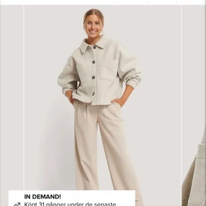 Höstjacka - Säljer denna snygga jacka i ullblandning köpt på NA-KD förra hösten, men endast använd 2 gånger. Nyskick. Storleken är 34, men passar absolut större då den är oversized. Säljer pga av att den var för stor. Kan mötas upp i Stockholm eller så står köparen för frakten. Nypris: 799 kr. Hör av er för fler frågor, pris kan diskuteras💞