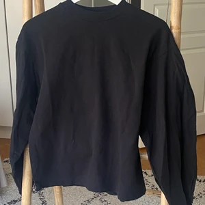 Tröja med ballongärm. Storlek XS - Tröja från Nelly trend i storlek xs. Ballongärm. Använd sparsamt så i nyskick.