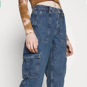 Urban Outfitters cargo jeans - Skit snygg cargo jeans ifrån Urban Outfitters men som tyvärr inte sitter så bra på mig!! Helt nya 😍 (frakt ingår ej) om många blir intresserade blir det budgivning!!