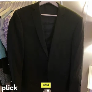 Säljer denna super snygga kavaj!! - Köptes här på plick så lånade bilder av en annan tjej!💕 Super snygg verkligen men säljer då den var alldeles för stor. Passar dig som har L/XL eller M beroende på hur stor man vill ha den. På mig slutade den ovanför knäna som är 162. Bara att skriva om du har frågor!!