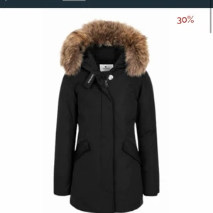 Woolrich jacka - Säljer min vinterjacka som är använd 1,5 vinter. Jackan är i bra skick. Köpt för 8000kr men jackan går på ca 6000-7500 nu. Storlek S. Pris går att diskuteras då jag är desperat av att sälja. Säljs för att jag har en ny jacka. Frakten diskuteras med köparen. Hör av er vid mer info/bilder.  