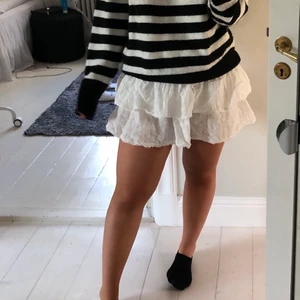 Vit volangkjol - Slutsåld volangkjol från Pull and Bear! Endast använd 2 gånger! 