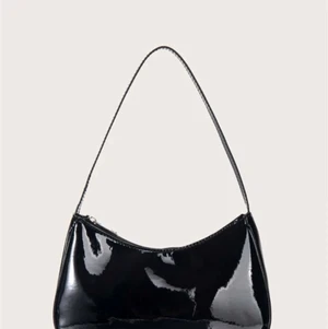 Baguette bag - Jag säljer denna väskan eftersom den inte kommer till användning❤️Den är helt oanvänd o felfri💕 skriv privat för bilder💗