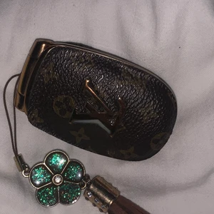 LV vintage flip phone - Intressekoll! Vid bra bud kan den säljas. Vet tyvärr inte om den funkar då jag har tappat bort laddaren. Rätt fint skick förutom att skinnet har börjat glappa lite i ett hörn, men det går förmodligen bara att limma. Hör gärna av dig vid intresse.:))).   Har fått in flera som är intresserade så lägg bud så snart som möjligt vid intresse<3