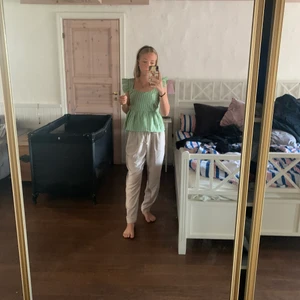 Beiga kostymbyxor liknande linnebyxor  - Säljer ett par kostymbyxor som ser väldigt mycket likt ut linnebyxor. Superfina men använder inte så ofta. Använda max 3 ggr. Supersköna!!