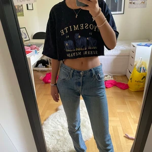 croppad tshirt - Säljer den här tröjan från Brandy Melville som jag klippt av själv 💗