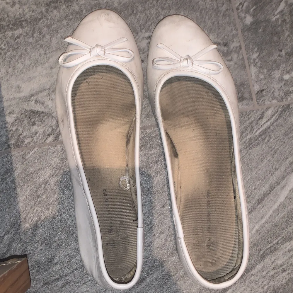 Används vid tillfällen som skolavslutning, utomlands m.m🥰💞 De är hyfsat vita men väldigt enkelt att rengöra!. Skor.