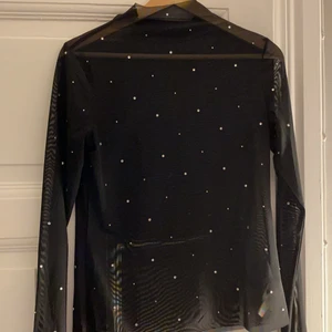 Mesh tröja med glitter ❤️ - En topp som är utmärk till tema fester . Använt den 2 gånger , passar super till rymdtema eller glittertema⚡️⚡️⚡️ storlek M men passar S/XS🤩🤩🤩